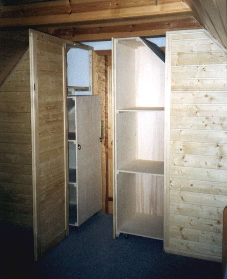 <p> </p><p> </p><p>Dieser Schrank wurde so konstruiert, dass eine optimale Raumausnutzung unter den Dachschrägen gewährleistet ist.</p>