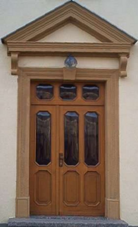 <p> </p><p> </p><p>große zweiflügelige Haustür</p>