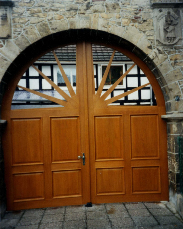 <p> </p><p> </p><p>Hoftor mit Rundbogel, Meisterstück von Gerhard Augsten</p>