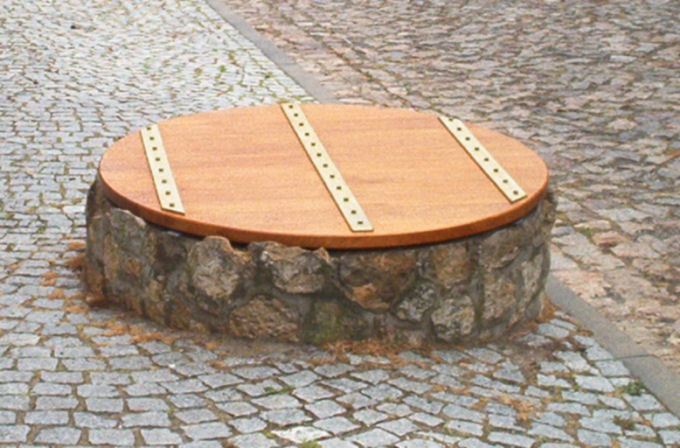 <p> </p><p> </p><p>Brunnendeckel</p>