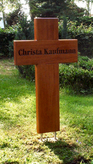 <p> </p><p> </p><p>statt einem Grabstein ein edles Holzkreuz</p>