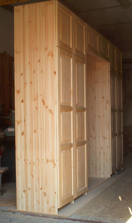 <p> </p><p> </p><p>Schrankwand während der Entstehung in der Werkstatt</p>
