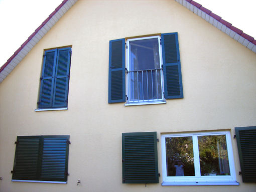 <p> </p><p> </p><p>Fensterläden in dunkelgrün</p>