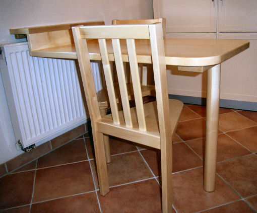 <p> </p><p> </p><p>für kleine Küchen genau das Richtige, ein kleiner Tisch mit platzsparenden Stühlen</p>