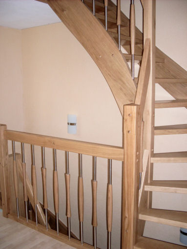<p> </p><p> </p><p>diese Treppe geht über zwei Etagen</p>