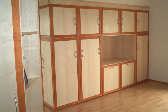 <p> </p><p> </p><p>Für ein Schlafzimmer wurde hier eine ganze Schrankwand hergestellt.</p>
