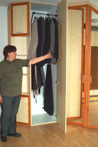 <p> </p><p> </p><p>Er bietet einige Raffinessen, wie z.B. diesen Kleiderlift</p>