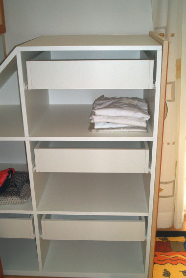 <p> </p><p> </p><p>Auch die Dachschräge wird durch große ausziehbare Container bis in die Spitze ausgenutzt.</p>