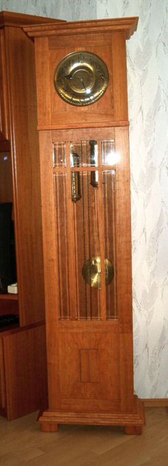 <p> </p><p> </p><p>eine nachgebaute Standuhr, farblich angepasst an die übrigen Möbel</p>